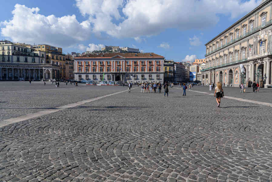 005 - Italia - Nápoles - plaza del Plebiscito - Palacio de la Prefectura.jpg